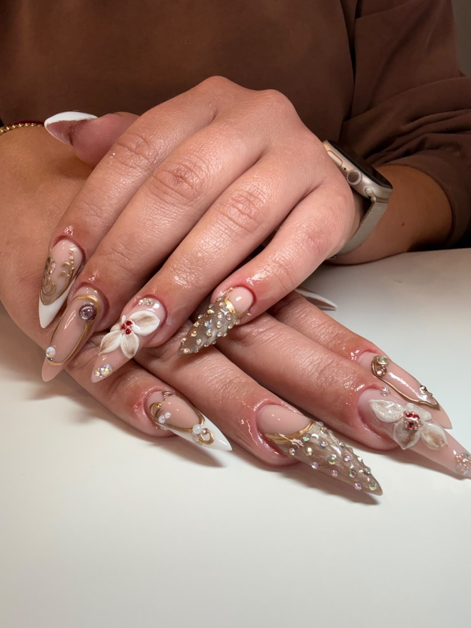 Aufwendiges Stiletto-Nageldesign mit Strass