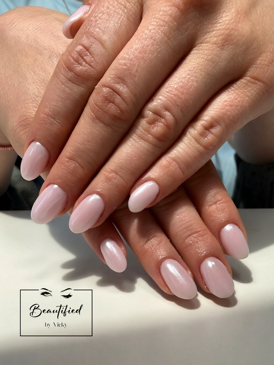 Maniküre in zartem Rosa