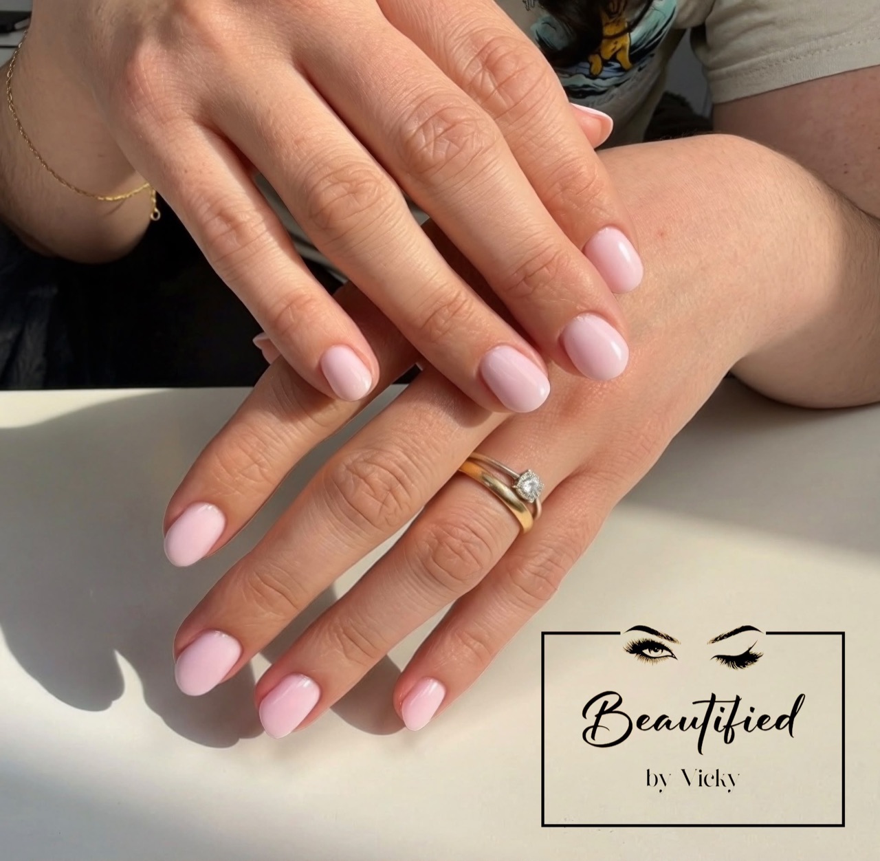 Maniküre in Rosé